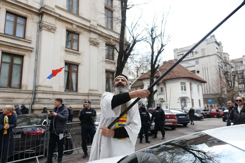 Cezar Cătălin Avrămuță, mai cunoscut sub numele de „Stegarul Dac”, este în prezent o figură de protest foarte vizibilă și controversată în România.