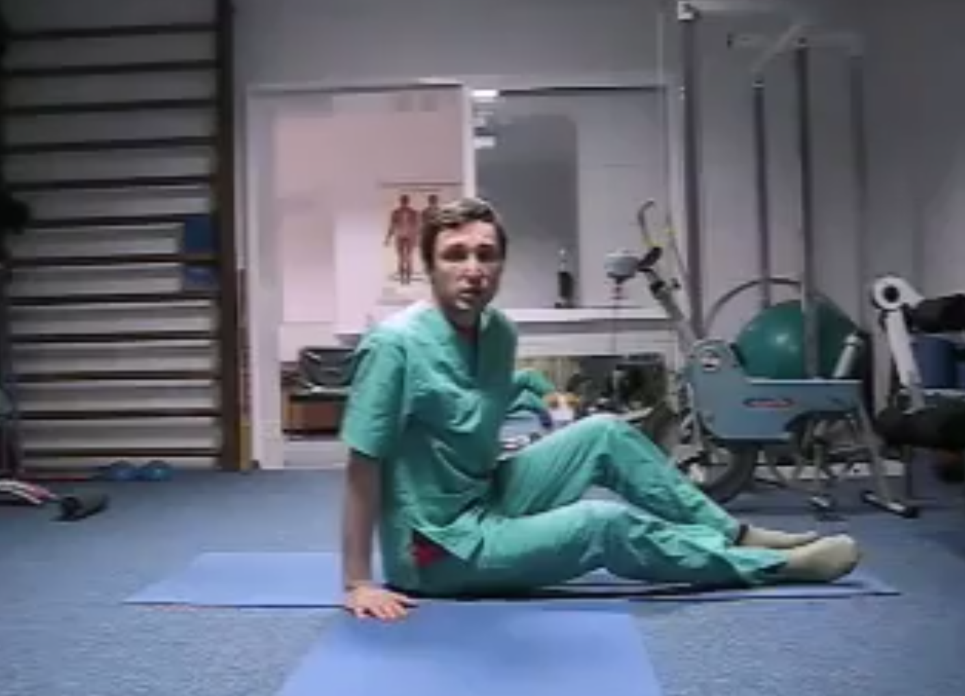 Un chirurg rus arată exercițiile de kinetoterapie pentru întreținerea spatelui