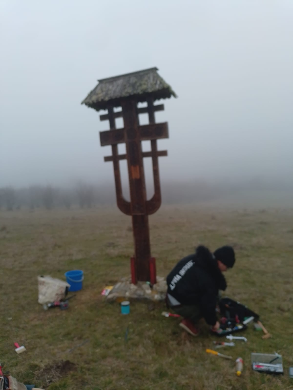 Vorba ta să fie fapta - Comunitatea Identitară România, cu ajutorul lui Dumnezeu, a restaurat o troiță de lemn.