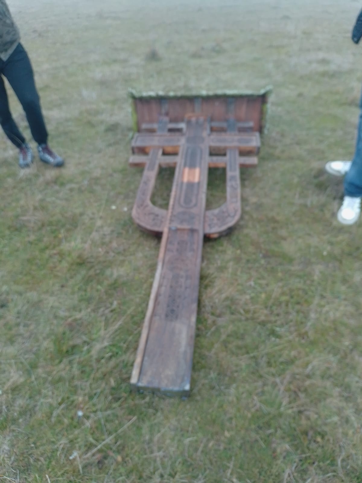 Vorba ta să fie fapta - Comunitatea Identitară România, cu ajutorul lui Dumnezeu, a restaurat o troiță de lemn.