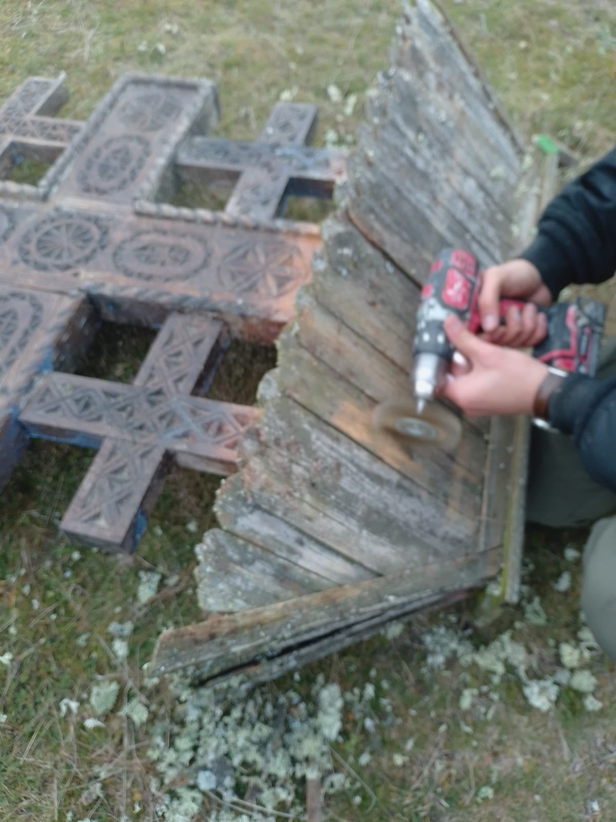 Vorba ta să fie fapta - Comunitatea Identitară România, cu ajutorul lui Dumnezeu, a restaurat o troiță de lemn.